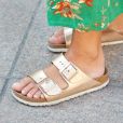 Sandália no verão: o modelo birken com tiras douradas é fashion e deixa o look do verão mais interessante