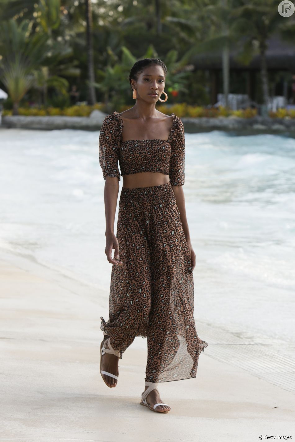 Sandália de amarração rasteirinha vai bem em produções casuais para um dia  na praia e até no office look - Purepeople