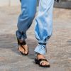 Sandália de amarração na moda: o modelo trendy pode ser usado por cima da barra da calça, amarrado no tornozelo