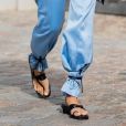 Sandália de amarração na moda: o modelo trendy pode ser usado por cima da barra da calça, amarrado no tornozelo