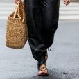 Sandália de amarração na moda: o modelo de sapato em alta para o verão 2020 arremata o office look