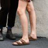Sandália da moda: o modelo birken com duas fivelas é queridinho das fashion girls para um look casual e despojado no verão 2020