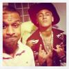Neymar faz pose em foto com amigo, antes de começar a sua festa a fantasia