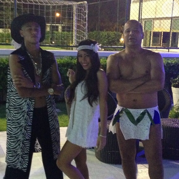 O jogador Neymar posa com a irmã, Rafaella, e o pai, Neymar, em sua casa em São Paulo. O craque promoveu uma festa a fantasia neste sábado, 23 de fevereiro de 2013