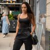 Moda verão 2020: calça no estilo jogger e blusa regata pretas são opção para office look fresquinho