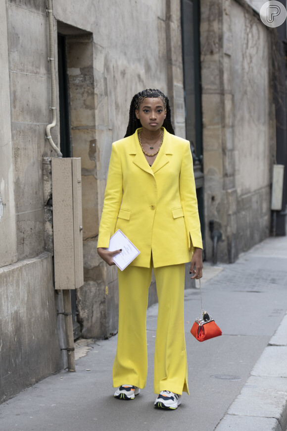 O conjuntinho amarelo de calça e blazer de alfaiataria é um dos queridinhos das fashionistas gringas e deixa o look de trabalho mais solar