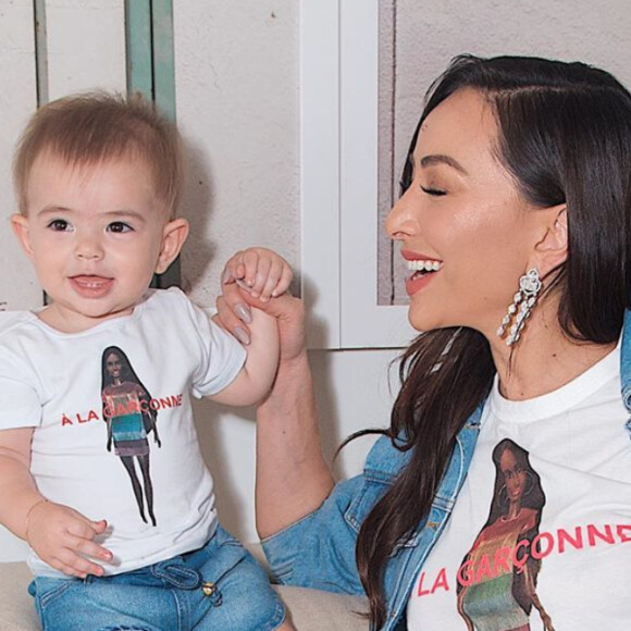 Sabrina Sato e a filha, Zoe, combinam look e Claudia Leitte tieta foto neste sábado, dia 21 de dezembro de 2019
