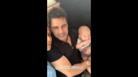 Camilla Camargo filma o pai, Zezé Di Camargo, segurando Joaquim no colo