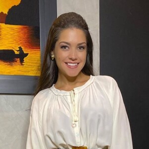 Thais Fersoza elegeu peças favoritas no closet: calças de cintura alta e sandálias