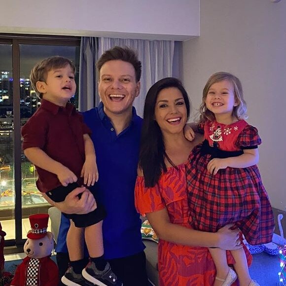 Filhos de Thais Fersoza e Michel Teló, Melinda e Teodoro esbanjaram fofura em foto de Natal com os pais