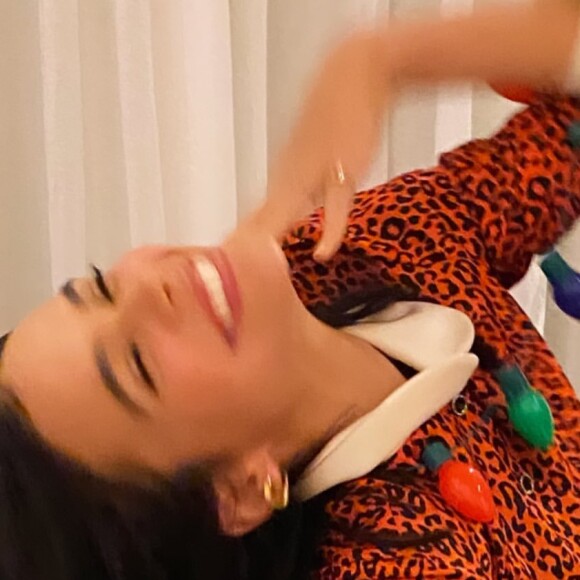 Bruna Marquezine usou rede social para enviar mensagem de Natal aos fãs e não deixou de lado as tradicionais guloseimas