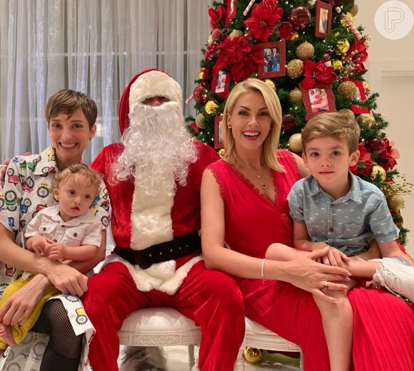 Ana Hickmann posou com o filho, Alexandre Jr, o sobrinho e outros membros da família para foto de Natal