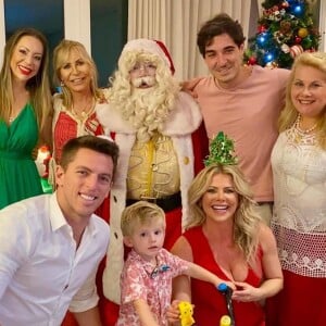 Karina Bacchi, o marido, Amaury Nunes, e o filho, Enrico, também festejaram o Natal