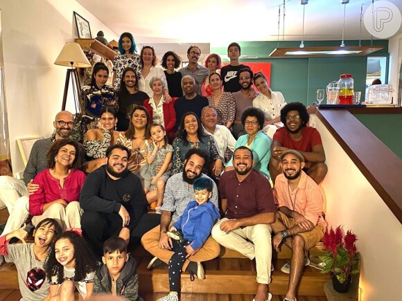 Gilberto Gil reuniu as filhas Preta Gil e Bela Gil e um time de parentes para foto de Natal