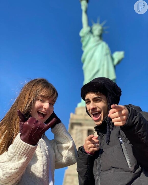 Sophia Valverde e o namorado, Lucas Burgatti, visitaram a Estátua da Liberdade