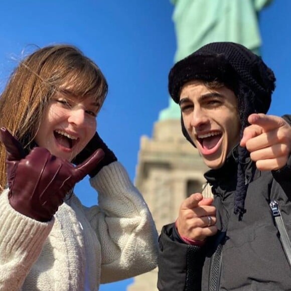 Sophia Valverde e o namorado, Lucas Burgatti, visitaram a Estátua da Liberdade