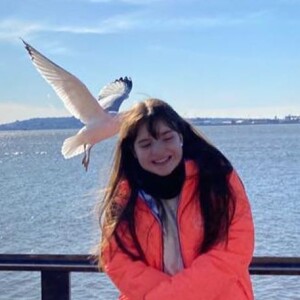 Sophia Valverde foi 'atacada' por uma gaivota durante viagem de férias pelos EUA com o namorado, Lucas Burgatti
