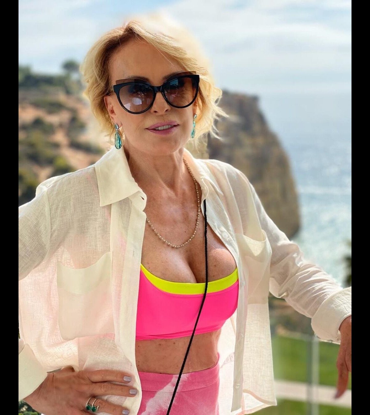 Foto Ana Maria Braga dispensa roupa em praia de nudismo em vídeo