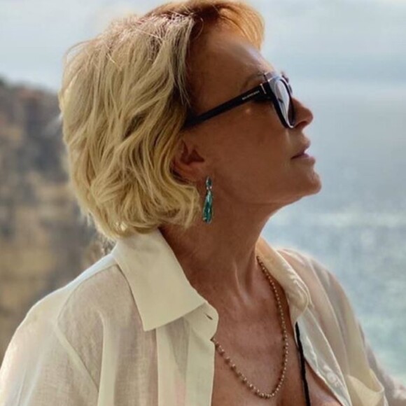 Ana Maria Braga vai à praia de nudismo e tira a roupa em vídeo antigo exibido no 'Mais Você' nesta sexta-feira, dia 27 de dezembro de 2019