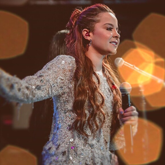 Maiara, da dupla com Maraisa, sempre aparece com o cabelo deslumbrante