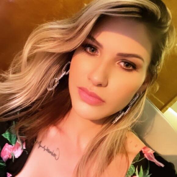 Andressa Suita aposta em make com olhos bem marcados e brinco de correntes em show de Gusttavo Lima nesta segunda-feira, dia 30 de dezembro de 2019