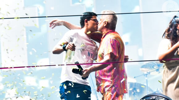 Lulu Santos faz a contagem regressiva para 2020 e dá beijo em Clebson Teixeira durante show na Avenida Paulista, em São Paulo, na madrugada desta quarta-feira, 01 de janeiro 