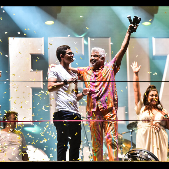 Lulu Santos faz a contagem regressiva para 2020, estoura champanhe e dá beijo em Clebson Teixeira durante show na Avenida Paulista, em São Paulo, na madrugada desta quarta-feira, 01 de janeiro 