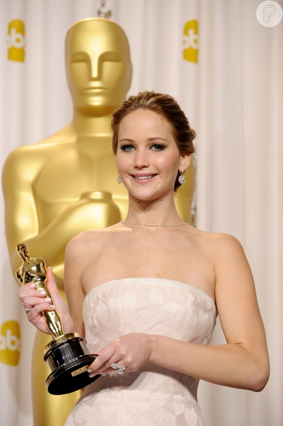 Jennifer Lawrence usa produção delicada e elegante no Oscar 2013