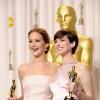 Jennifer Lawrence and Anne Hathaway posam felizes para as fotos do Oscar 2013