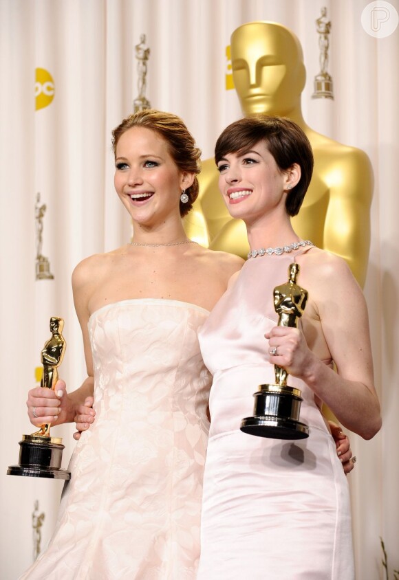 Jennifer Lawrence and Anne Hathaway posam felizes para as fotos do Oscar 2013