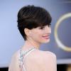 Anne Hathaway posa no red carpet com o colar para trás, que deu ainda mais charme ao look escolhido pela atriz, em 24 de fevereiro de 2013