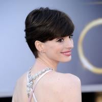 Oscar 2013: Anne Hathaway e Jennifer Lawrence usam colar para trás em cerimônia