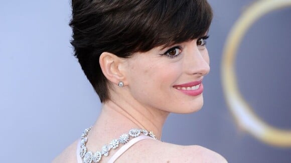 Oscar 2013: Anne Hathaway e Jennifer Lawrence usam colar para trás em cerimônia