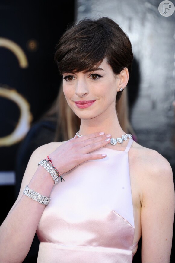 Anne Hathaway usa um look delicado e charmoso