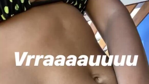 Anitta exibiu bronze do biquíni em vídeo na web nesta quarta-feira, 1 de janeiro de 2020