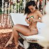 Anitta postou foto de biquíni e exibiu marca do bronze em clique