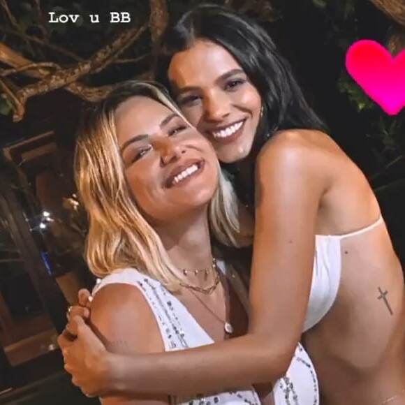 Giovanna Ewbank foi elogiada pela amiga Bruna Marquezine em fotos feitas por Gagliasso: 'Deusa'