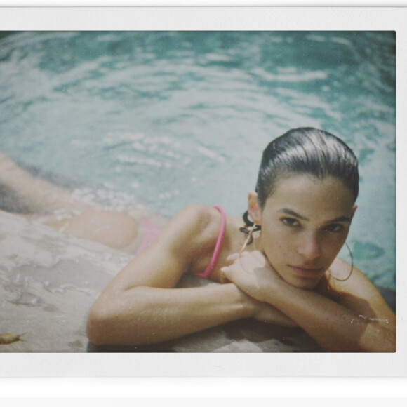 Bruna Marquezine foi fotografada em clima de descontração por Henrique Martins