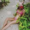 De biquíni rosa, Bruna Marquezine se divertiu durante fotos em Trancoso, na Bahia