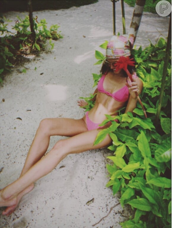 De biquíni rosa, Bruna Marquezine se divertiu durante fotos em Trancoso, na Bahia