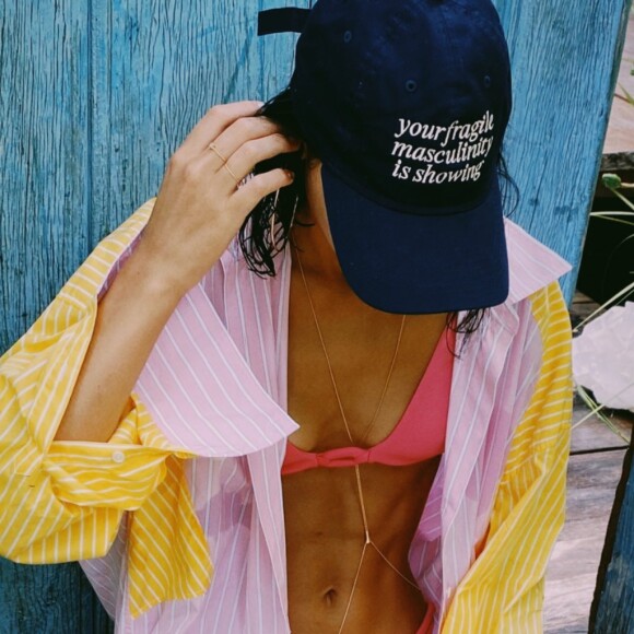 Bruna Marquezine usou boné com frase sobre masculinidade frágil