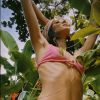 Bruna Marquezine, de biquíni rosa em fotos, rebate internauta sobre corpo e saúde