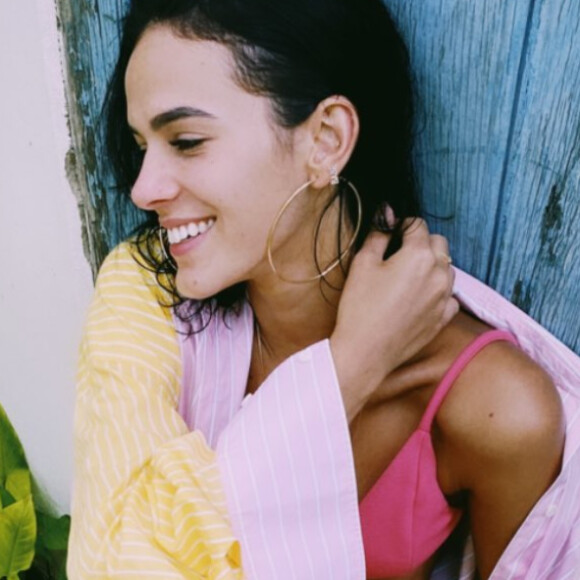 De biquíni rosa, Marquezine responde 'conselho' de seguidor sobre corpo. Veja comentário da atriz nesta quinta-feira, dia 02 de janeiro de 2019