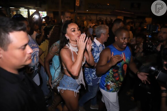 Sabrina Sato distribuiu beijos e acenos pelas ruas de Vila Isabel