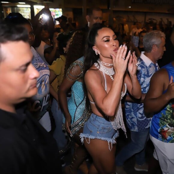 Sabrina Sato distribuiu beijos e acenos pelas ruas de Vila Isabel