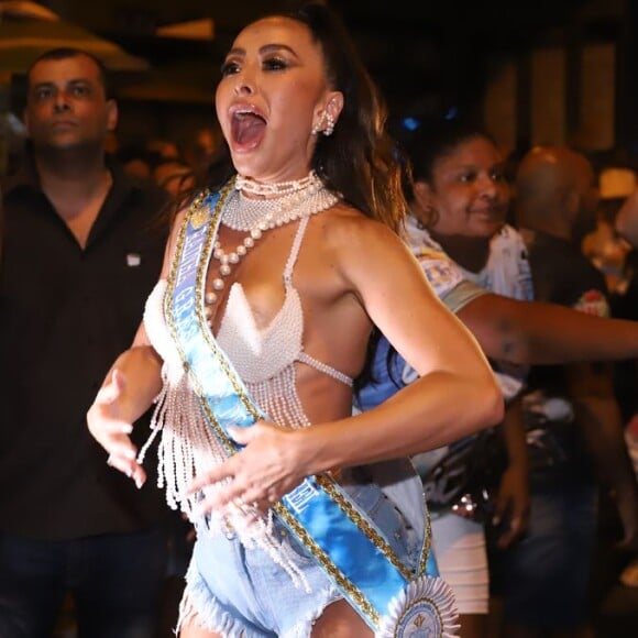 Sabrina Sato mostrou todo o seu samba no pé no ensaio da Vila Isabel