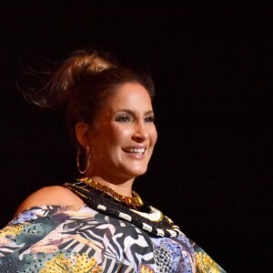 Claudia Leitte fa vídeo na piscina com família nesta segunda-feira, dia 06 de janeiro de 2020