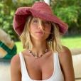 Moda das famosas: Giovanna Ewbank apostou na choker de miçangas para trazer cor ao look de verão, com maiô branco e chapéu bucket