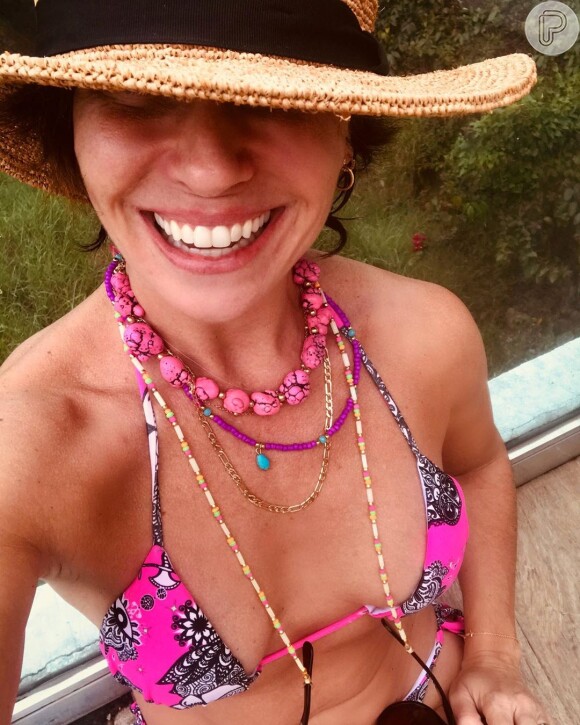 Moda das famosas: atriz Giovanna Antonelli apostou em mix de colares com miçangas em look de praia