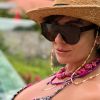 Moda das famosas: com chapéu de palha e biquíni com fundo neon, Giovanna Antonelli exibiu colar e corda de óculos de miçangas